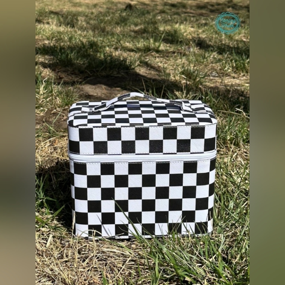TAKE THE LEAD MAKEUP BOX - Picture 1 of 2